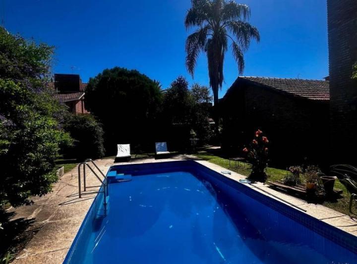 Casa · 438m² · 5 Dormitorios · 4 Cocheras