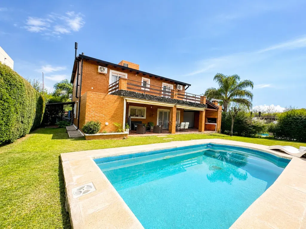 4 Dorm. con Pileta Frente a Plaza | Los Sueños - Valle Escondido