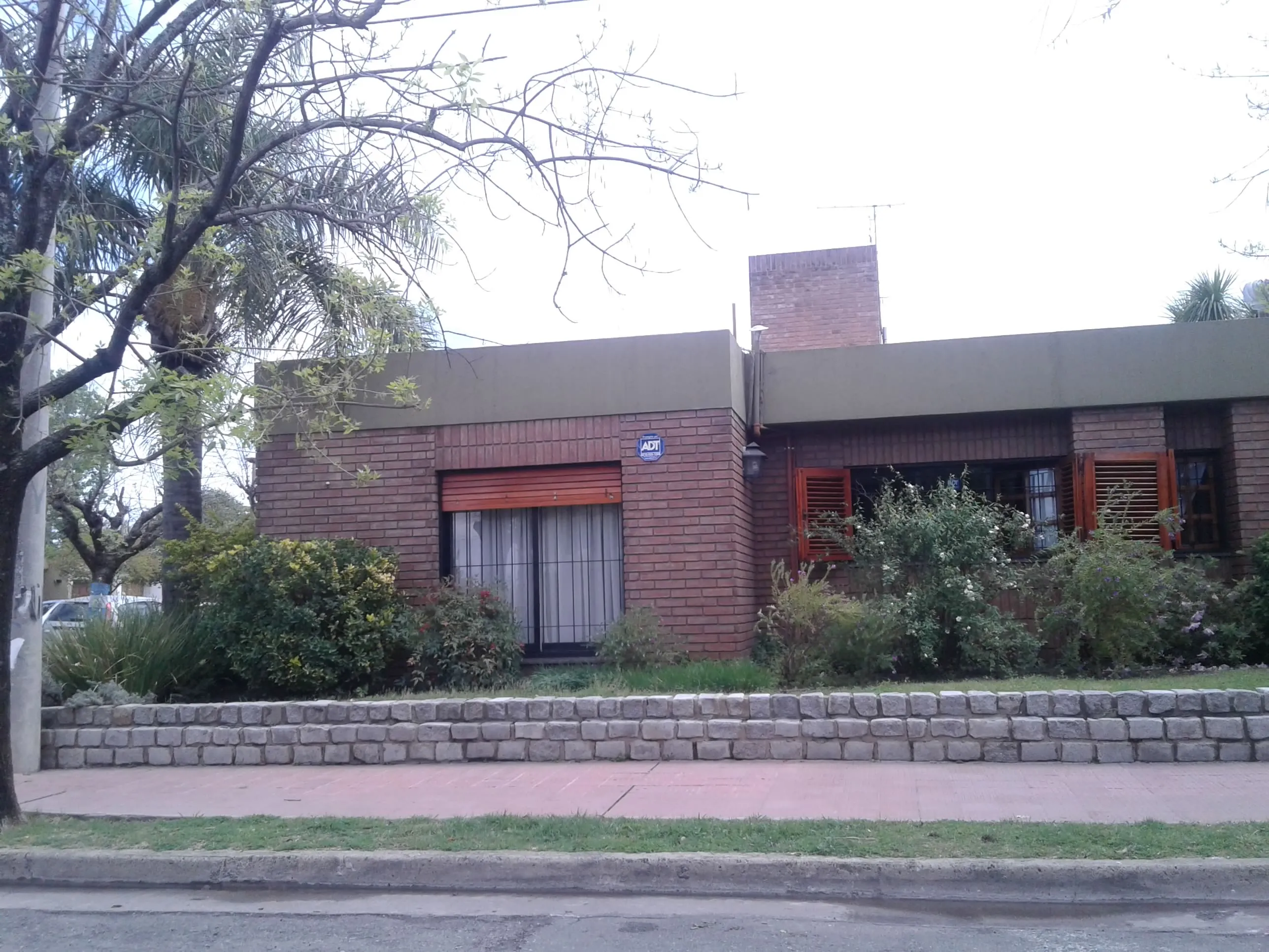 URCA CASA ESQUINA frente a la Plaza y al superkiosko ALto Tejeda , excelente ubicación toda planta baja