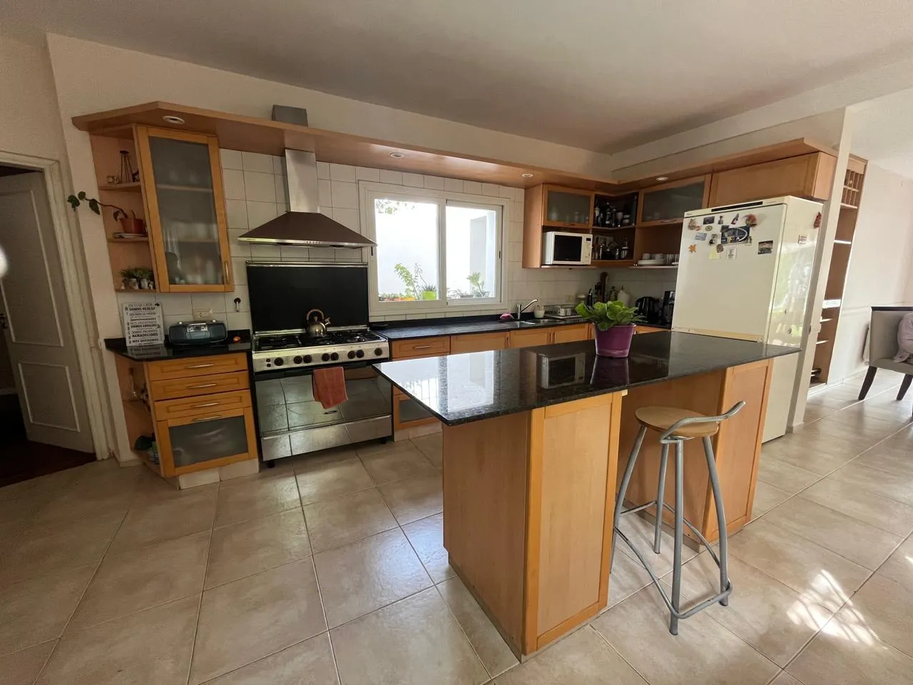 URCA EXCELENTE casa con ambientes todos muy amplios ,muy buena construccion