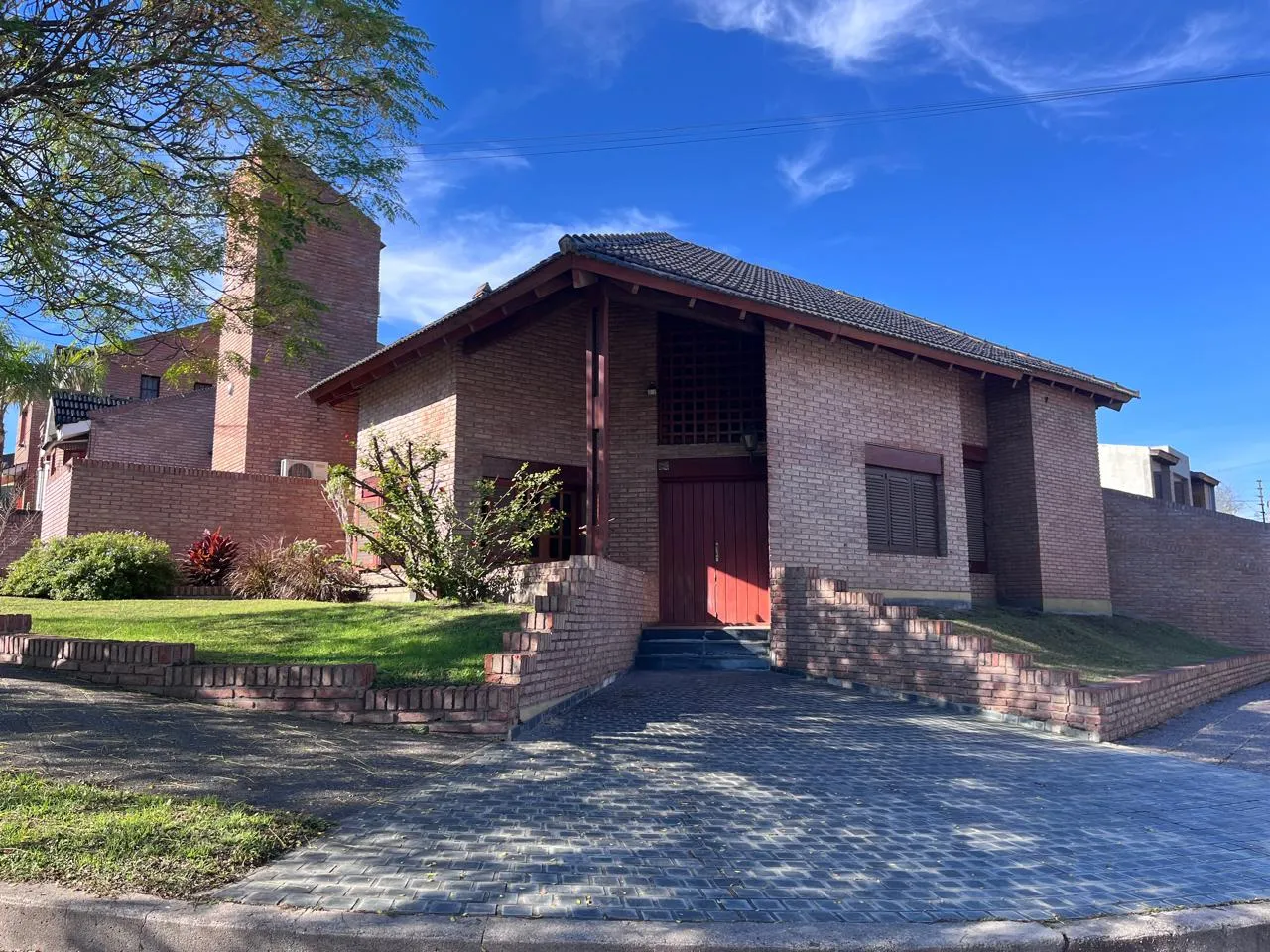 Casa en San Salvador ,con pileta excelente construcción OPORTUNIDAD ,IMPECABLE