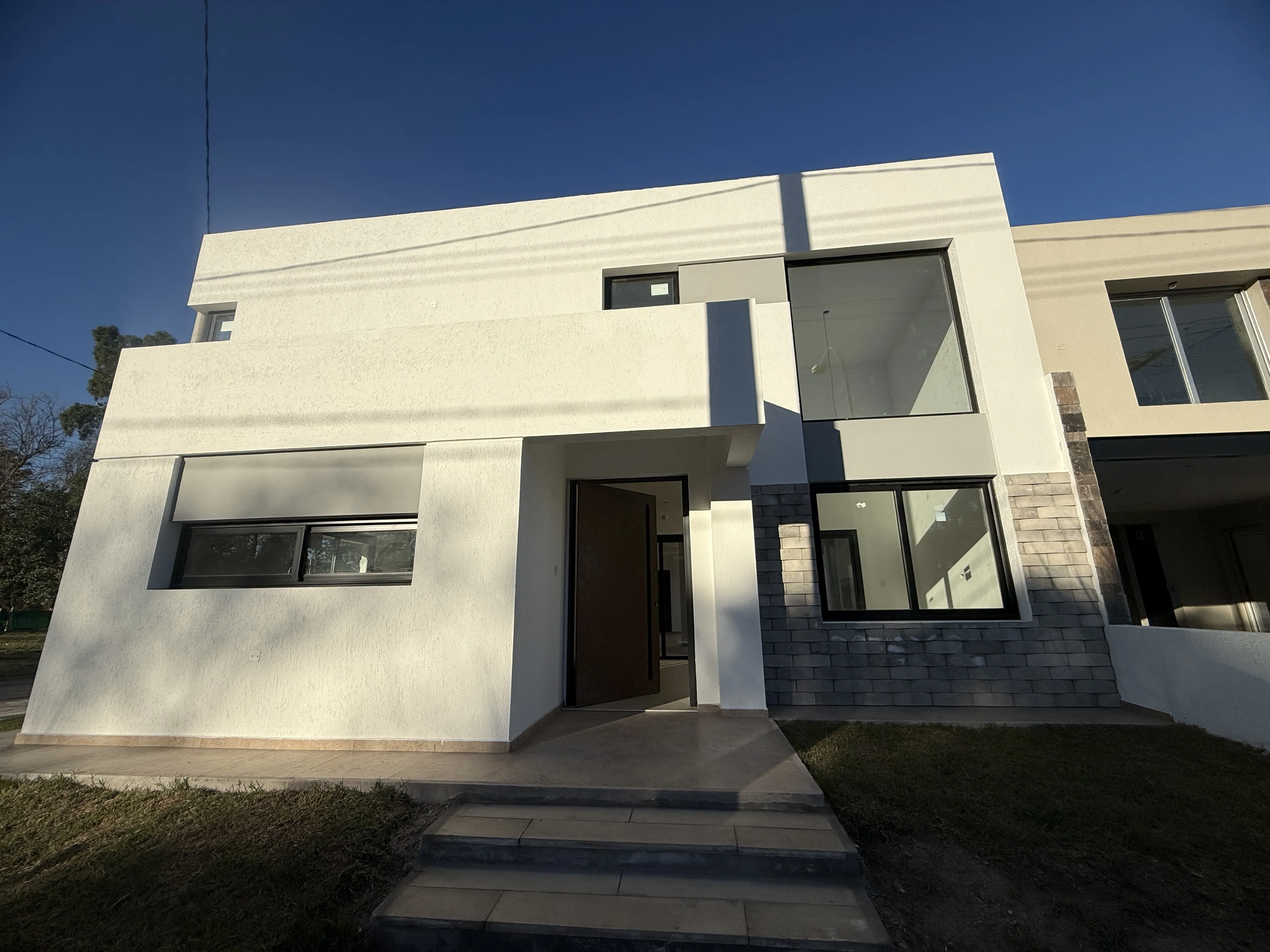 VENTA GRAN CASA DE CATEGORIA DE 212.89 MTS, 3 DORM, 2 COCHERAS, ASADOR, PATIO. JARDIN DE LAS TEJAS.