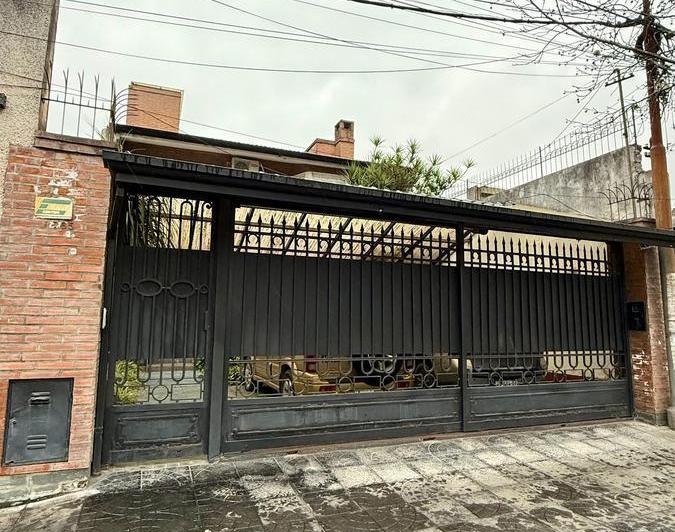 Casa · 321m² · 4 Dormitorios · 2 Cocheras