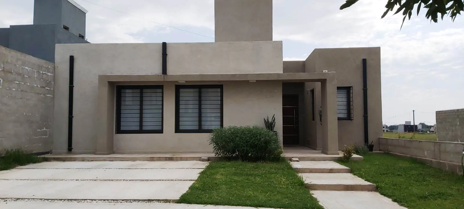 VIVIENDA 3 DORMITORIOS - VALLE CERCANO - BARRIO LA AMISTAD CON SEGURIDAD