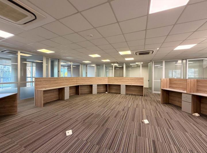 Oficina comercial · 230m² · 4 Ambientes · 2 Cocheras