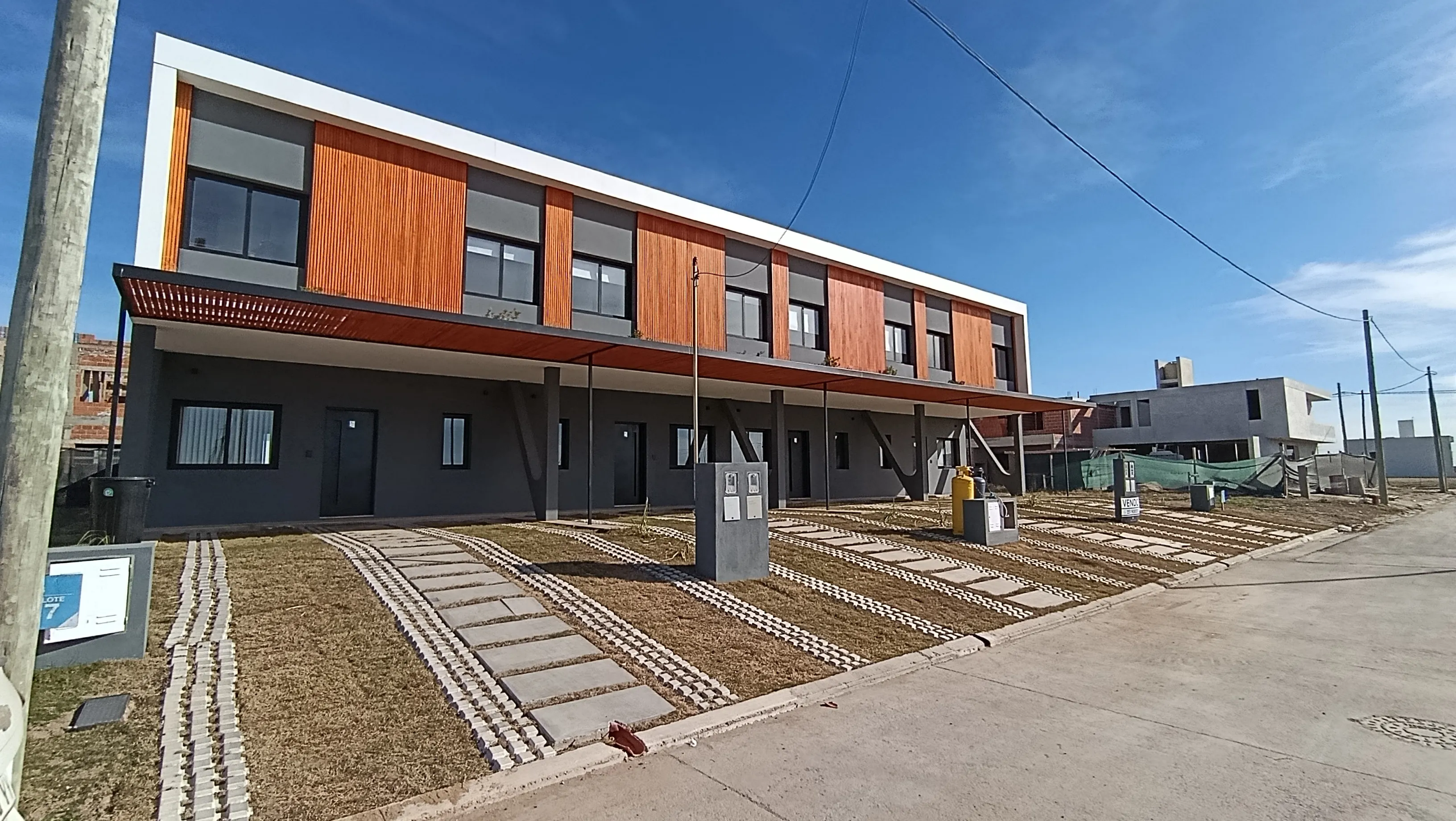 Dúplex 3 Dormitorios en Venta | Campos de Manantiales | Patio + Galería + Cochera Doble