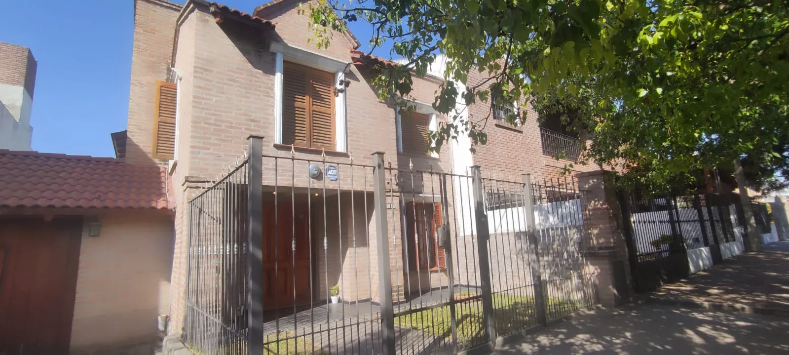 VENTA CASA DE 3 DORMITORIOS - ROQUE ARIAS 77