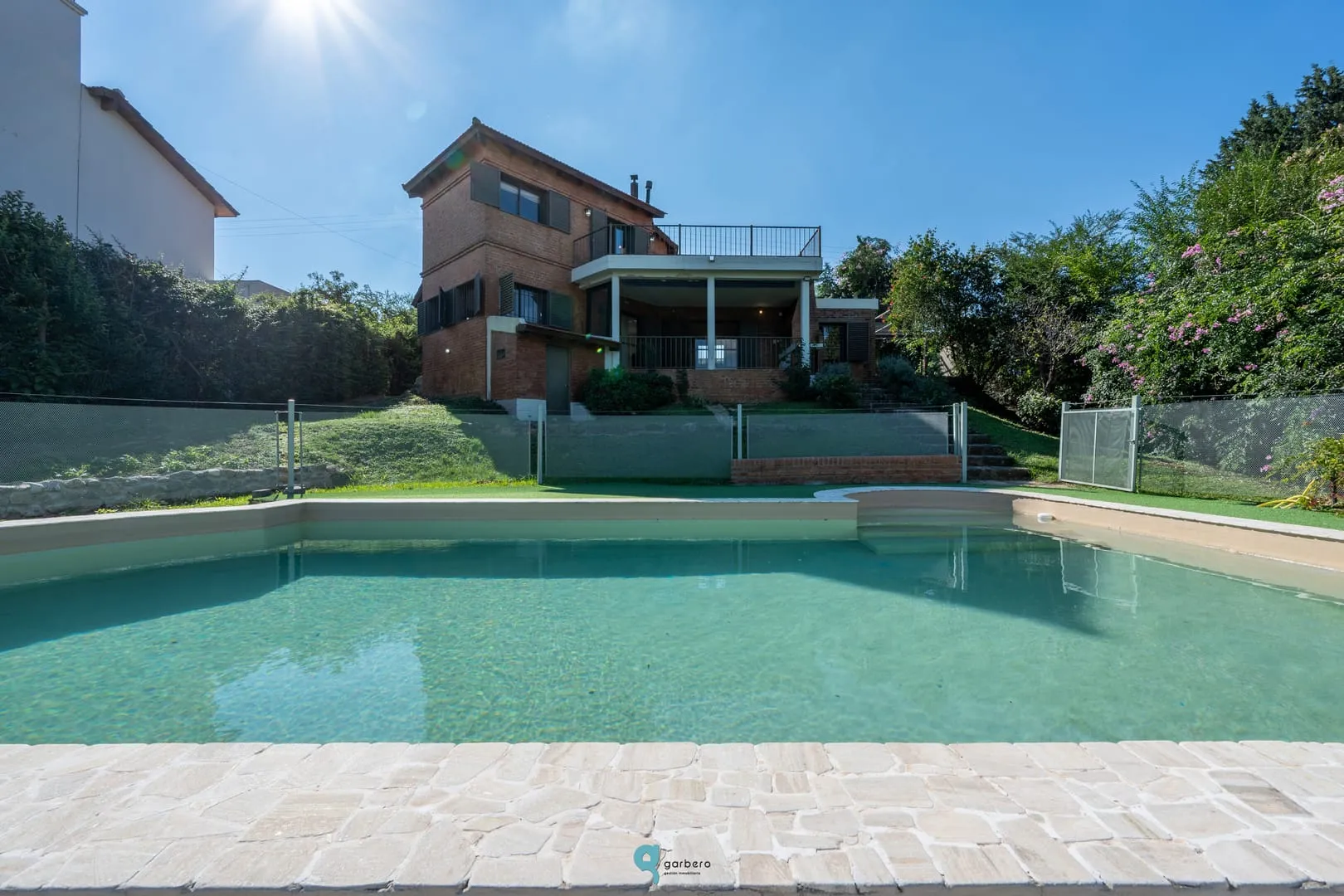 Despertar Frente al Lago: Casa con Vista Total en Carlos Paz