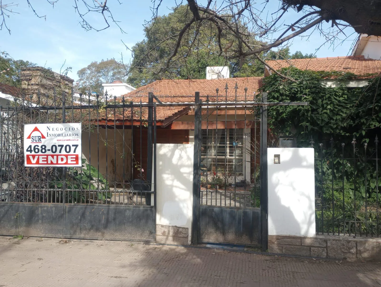 CASA  EN VENTA SOBRE AV. NACIONES UNIDAS, PARQUE VELEZ SARSFIELD