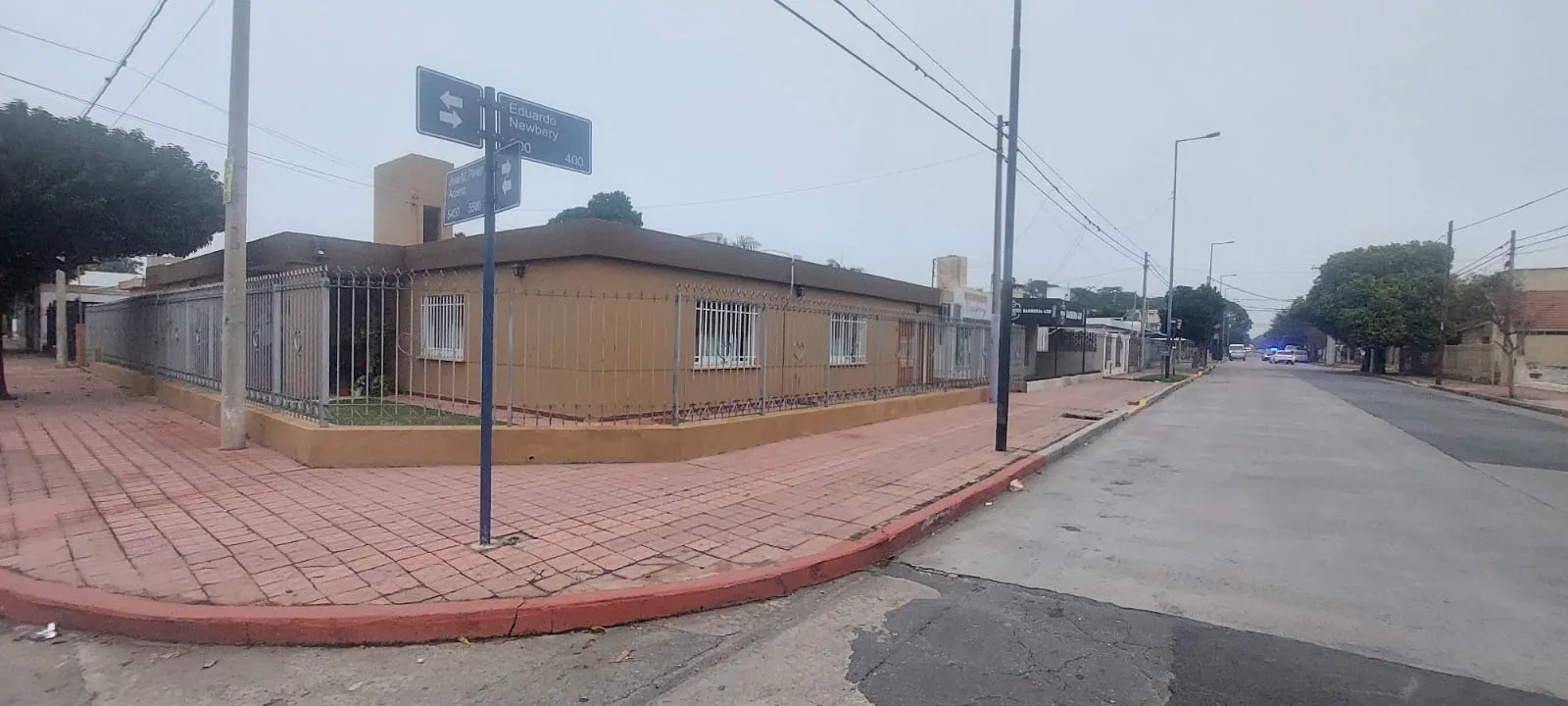 CASA MAS DOS LOCALES COMERCIALES EN CALLE PRINCIPAL DE NEWBERY
