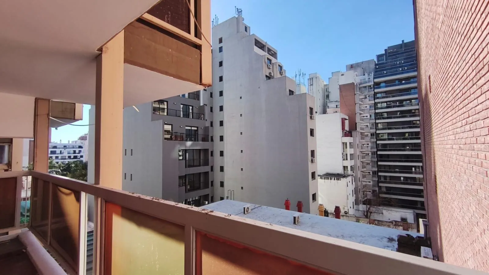 Excelente semipiso de 2 Dormitorios con Cochera en crisol