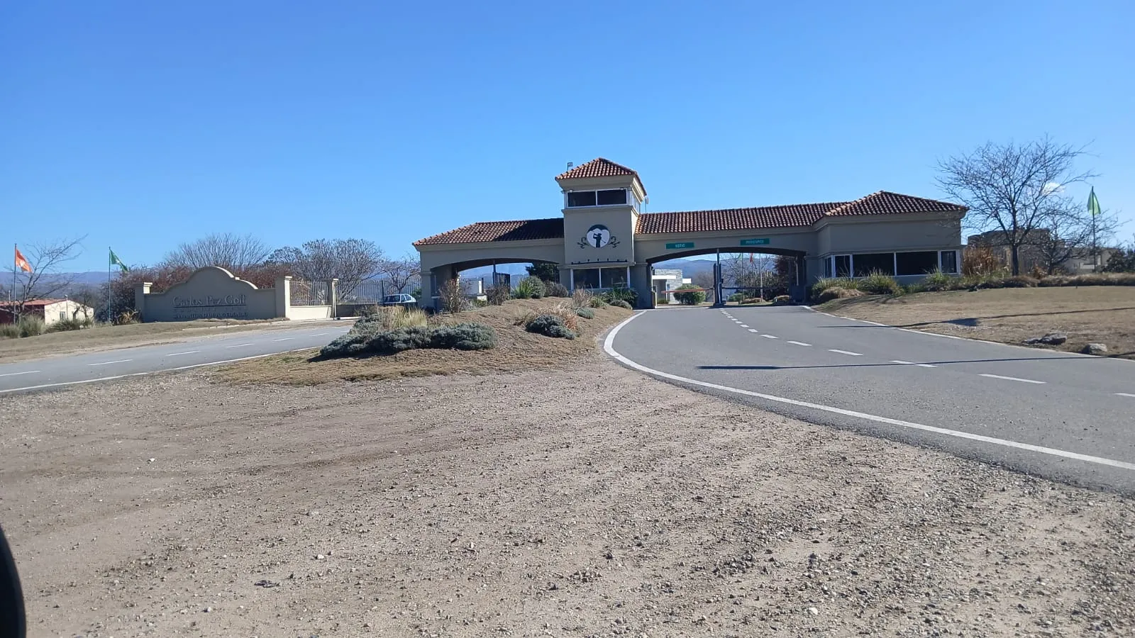 CARLOS PAZ GOLF COUNTRY / AMOIBLADO/planta baja patio propio con asador/ sum pileta seguridad+