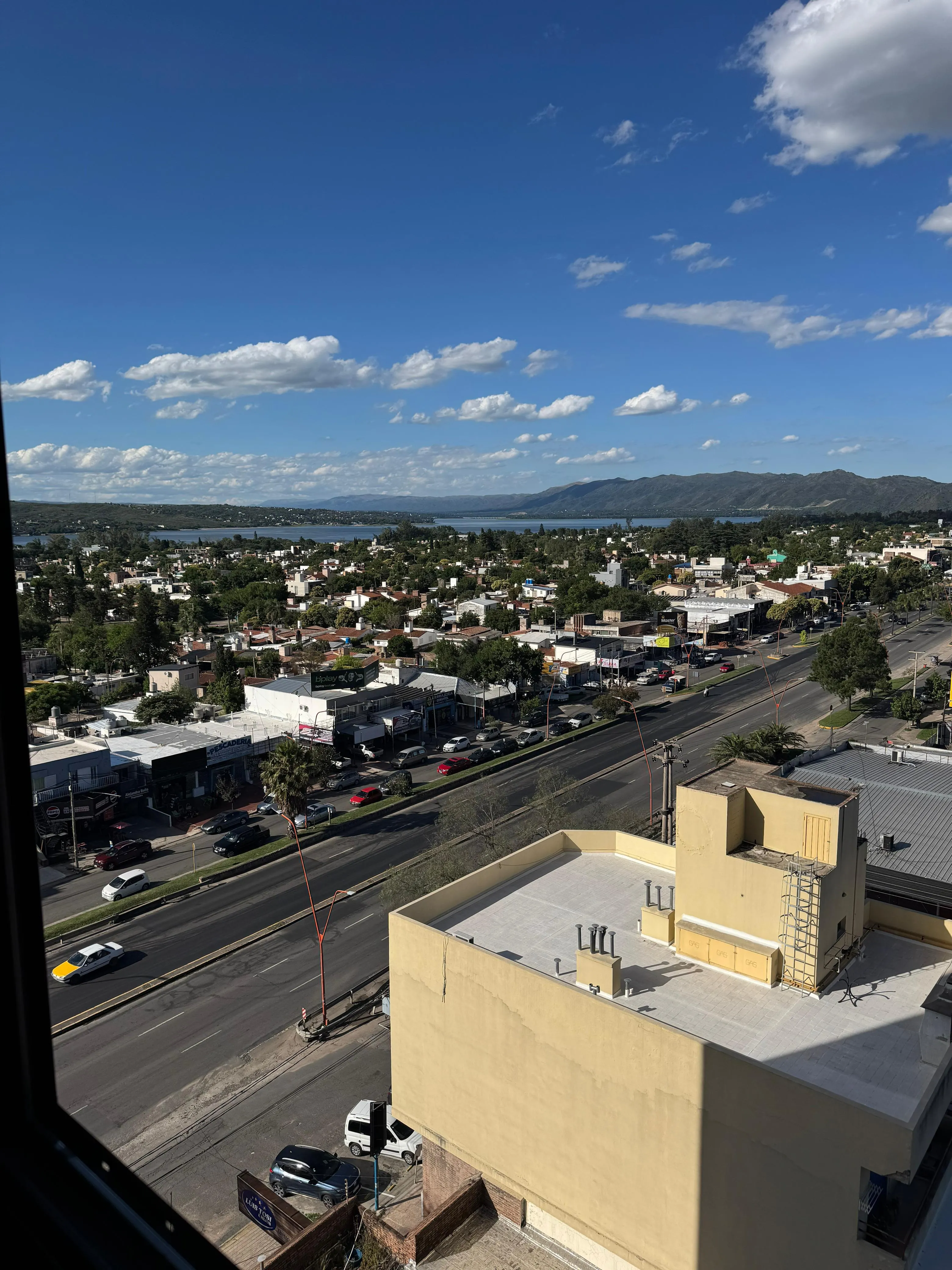 Oportunidad en Carlos Paz! Se vende departamento amueblado con vista al lago y c...