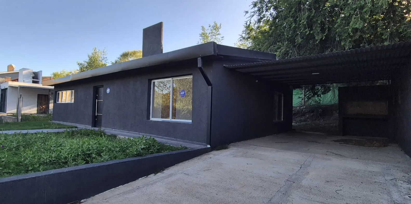 TREMENDA CASA CON GRAN LOTE