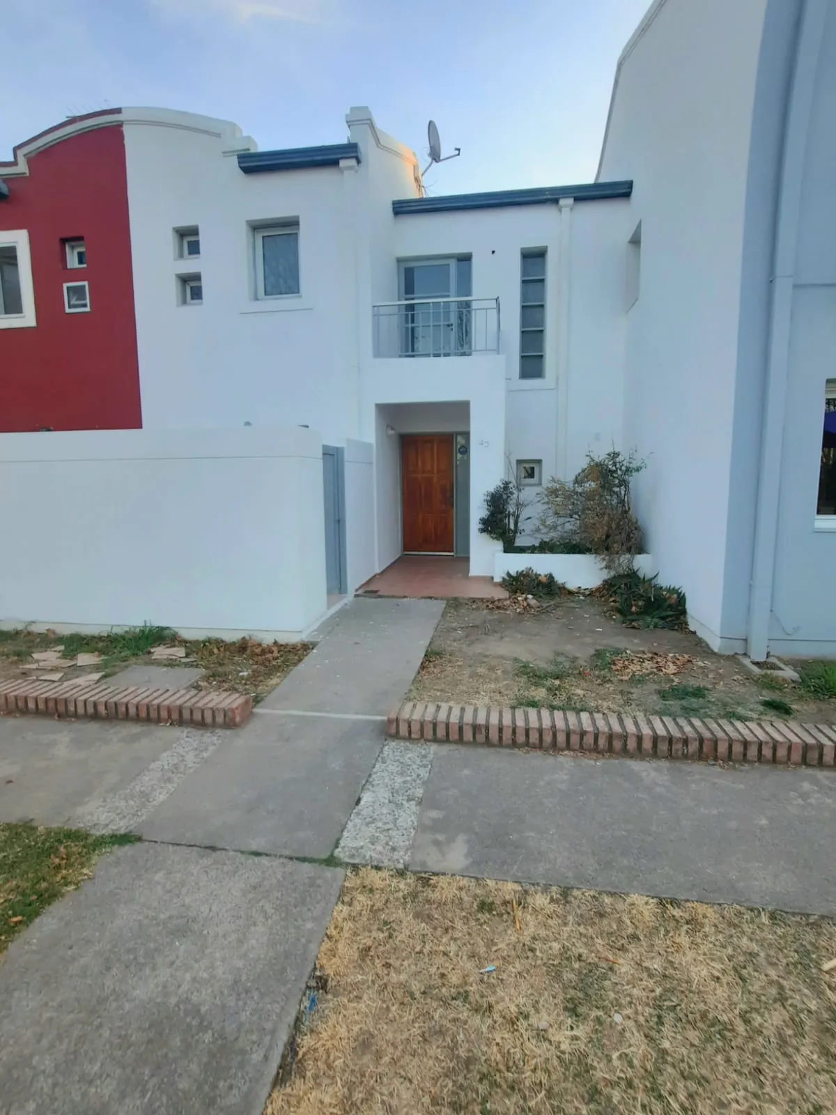 VALLE ESCONDIDO LOS SOLES UN DORM EN PB 3 DOR 3 BAÑOS  COCHERA