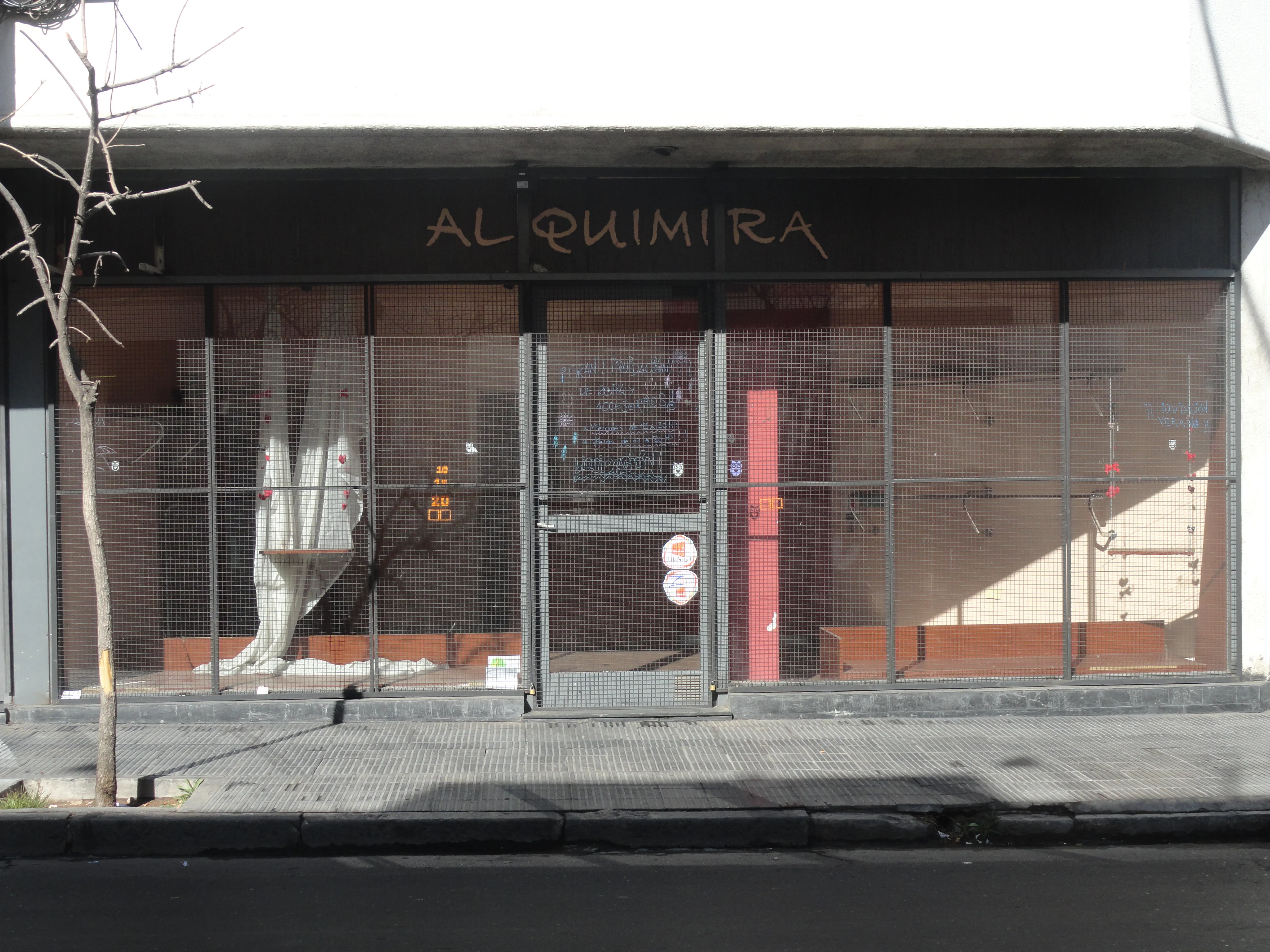 Dueño Alquila local muy comercial amplia vidriera