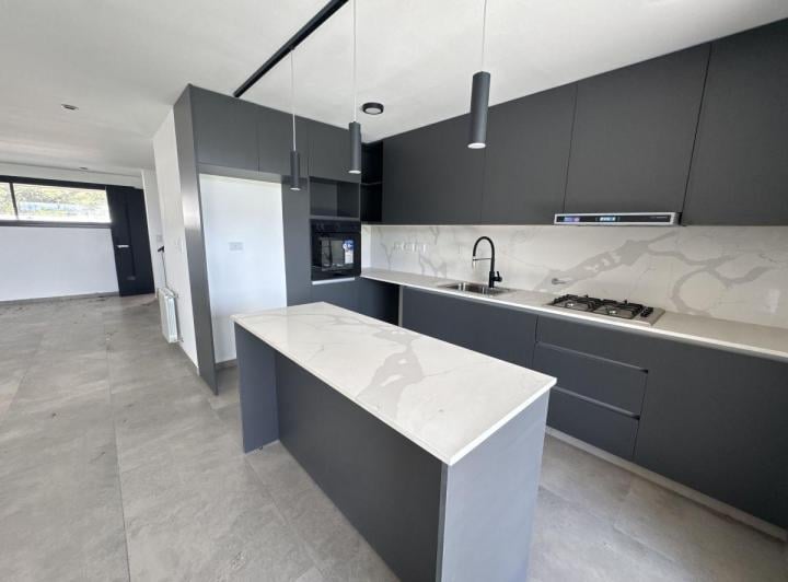 Casa · 170m² · 4 Ambientes · 2 Cocheras