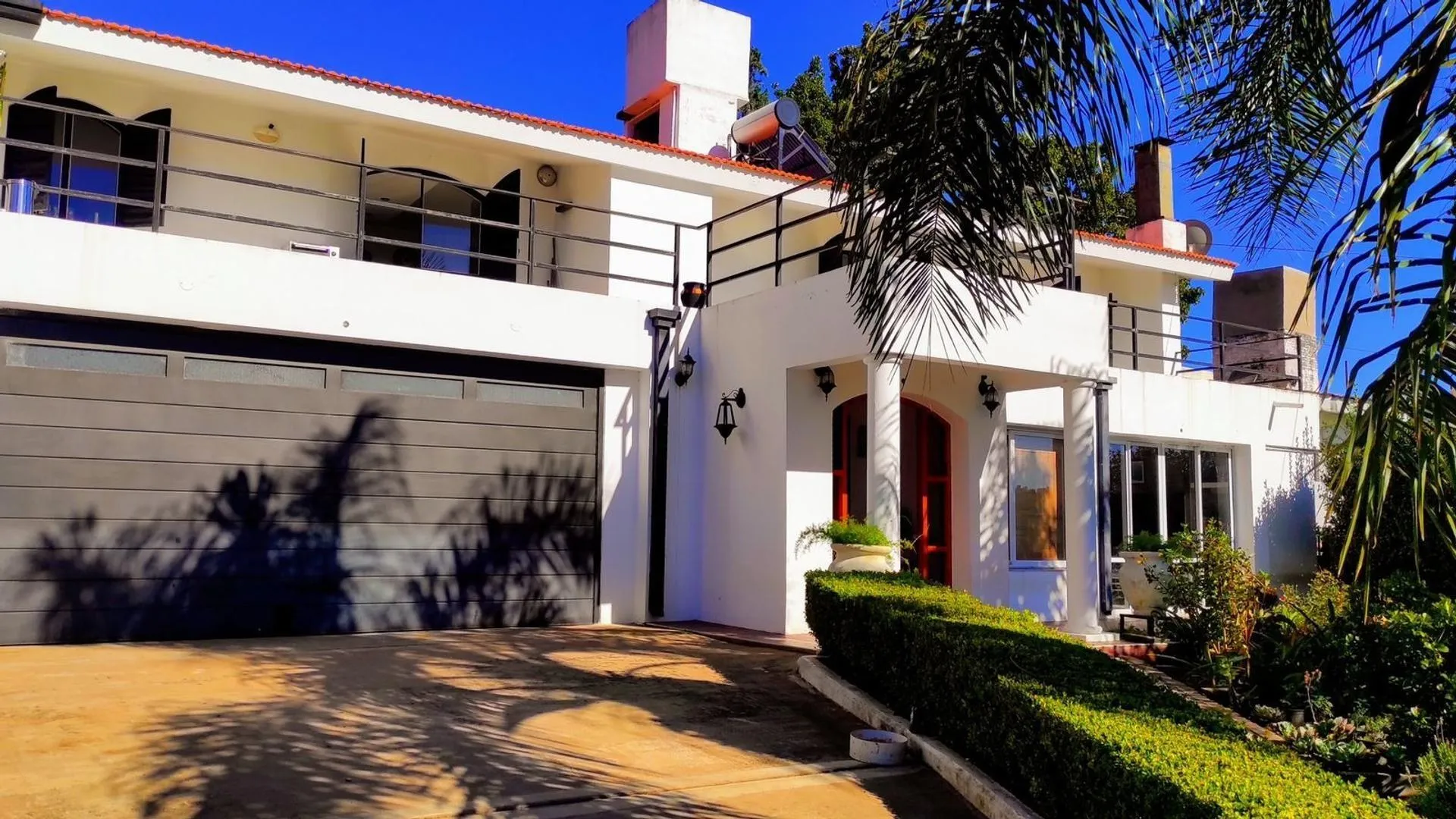 SE VENDE HERMOSA CASA C/PILETA EN VILLA DEL LAGO