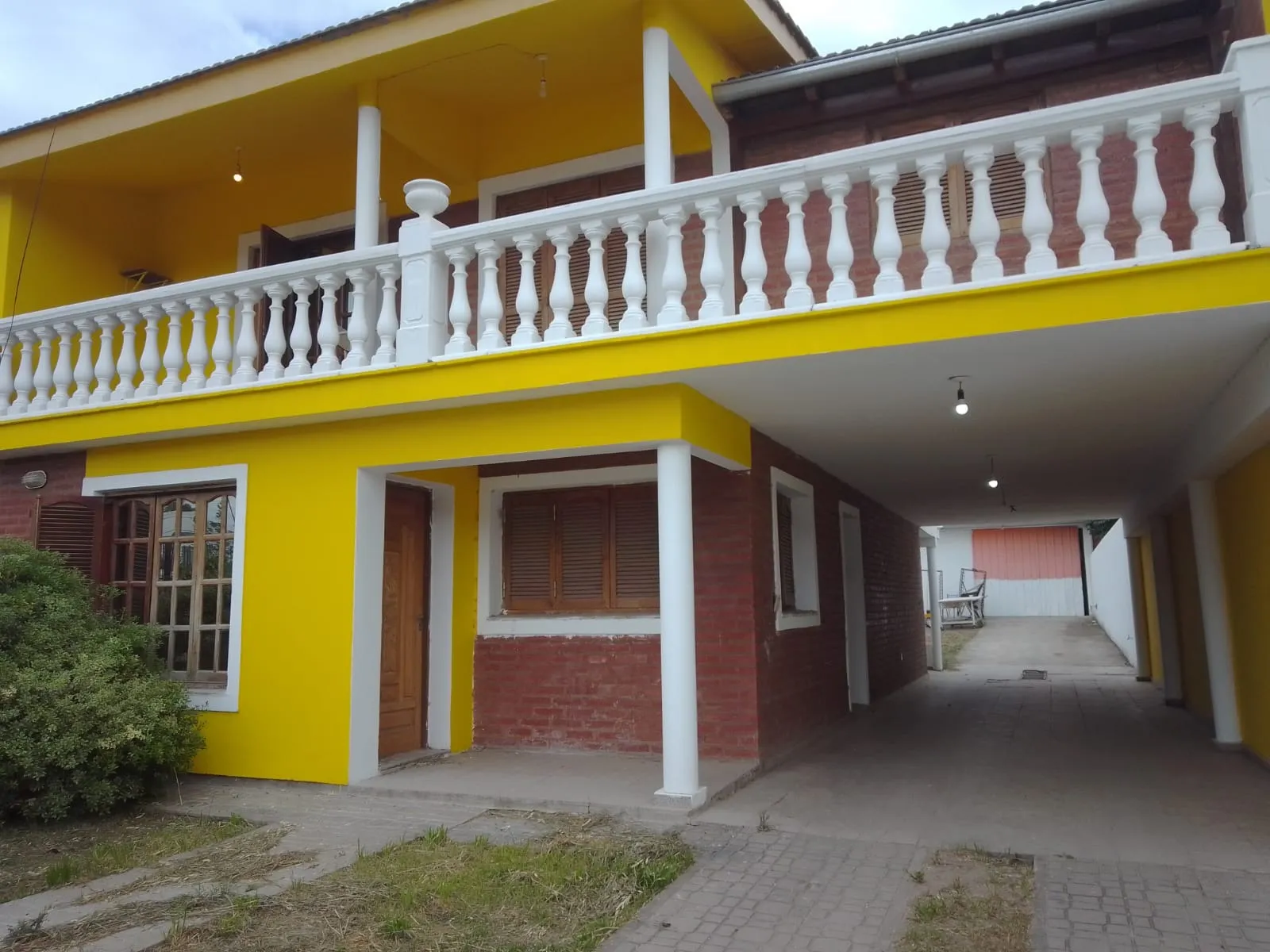 "VIVIS ADELANTE Y FACTURAS ATRÁS" casa con galpon