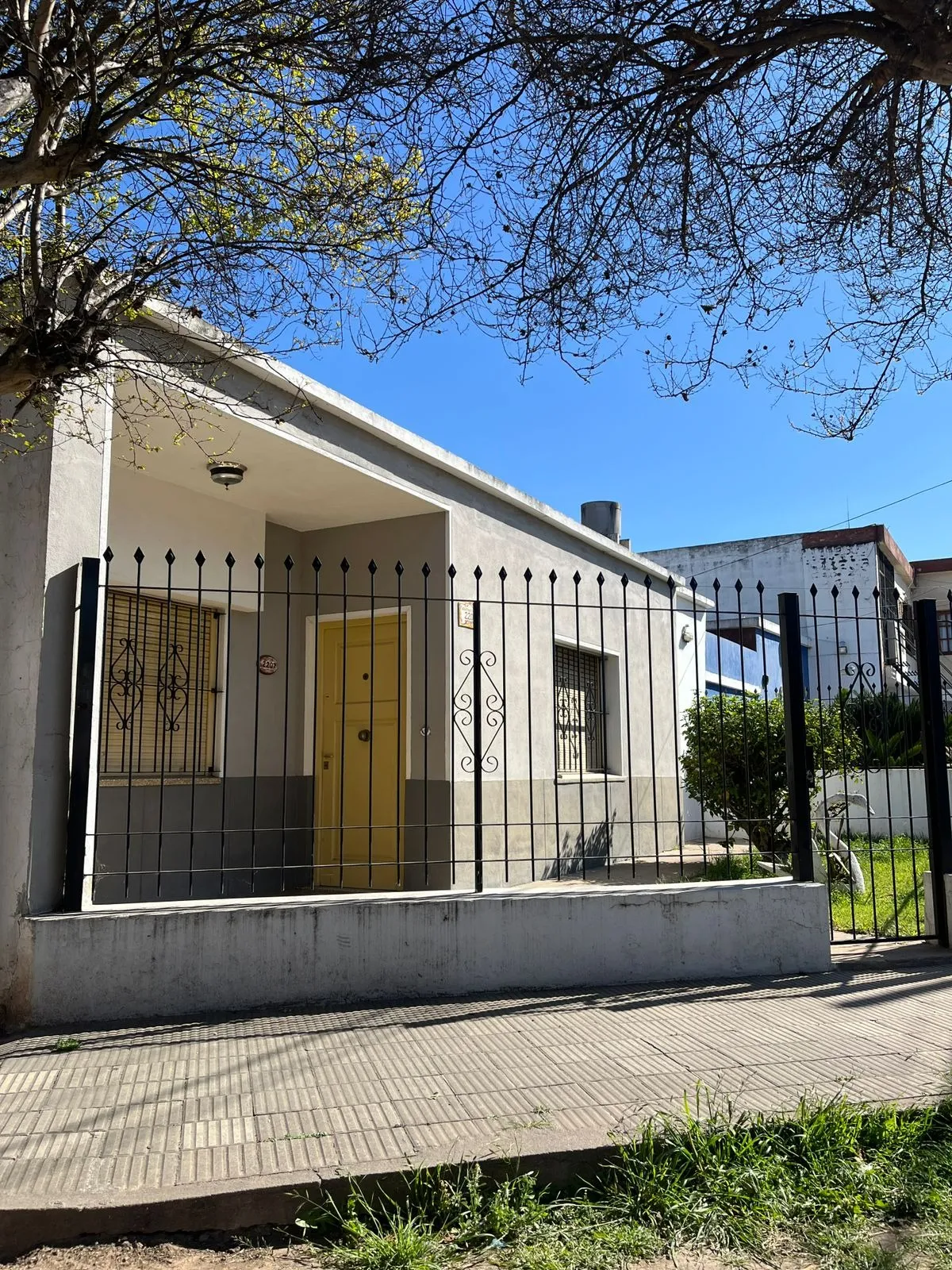 SE VENDE CASA 3 DORMITORIOS BARRIO ZUMARAN