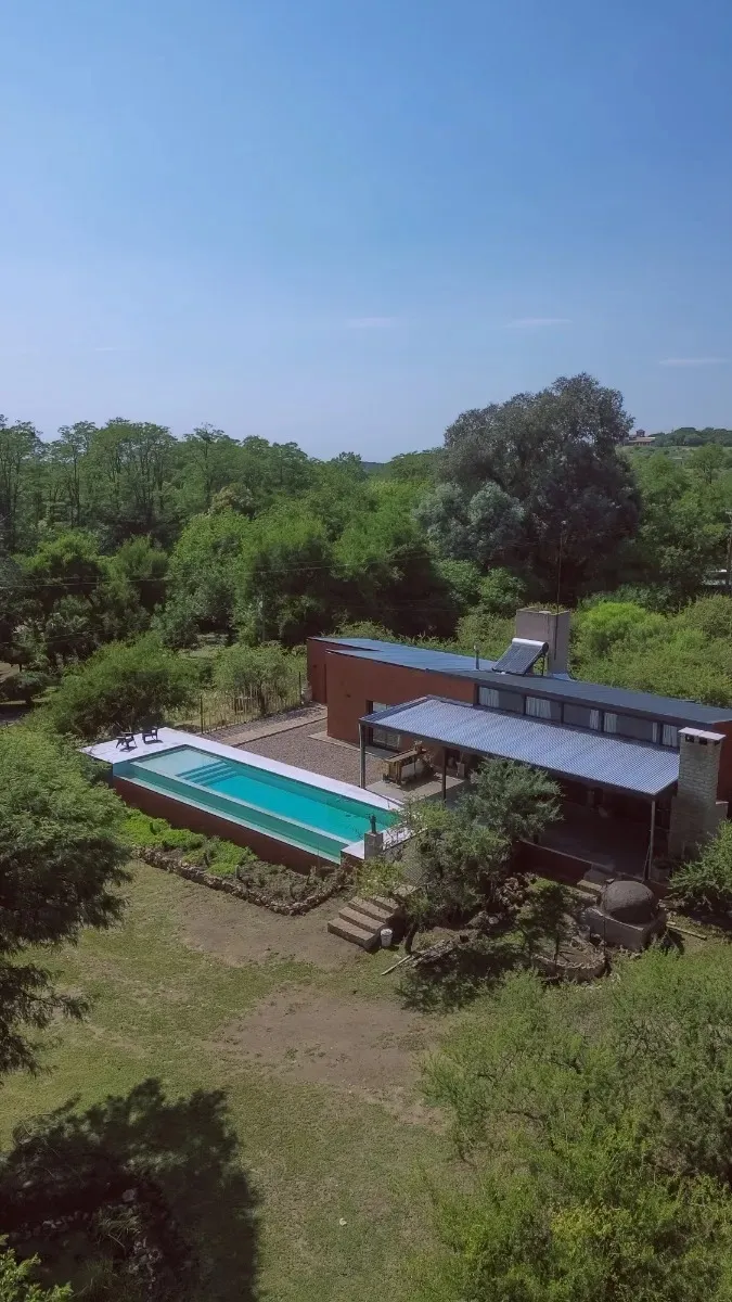VENTA IMPRESIONANTE CASA-2 DORMITORIOS-PARQUE-PILETA-NATURALEZA PURA