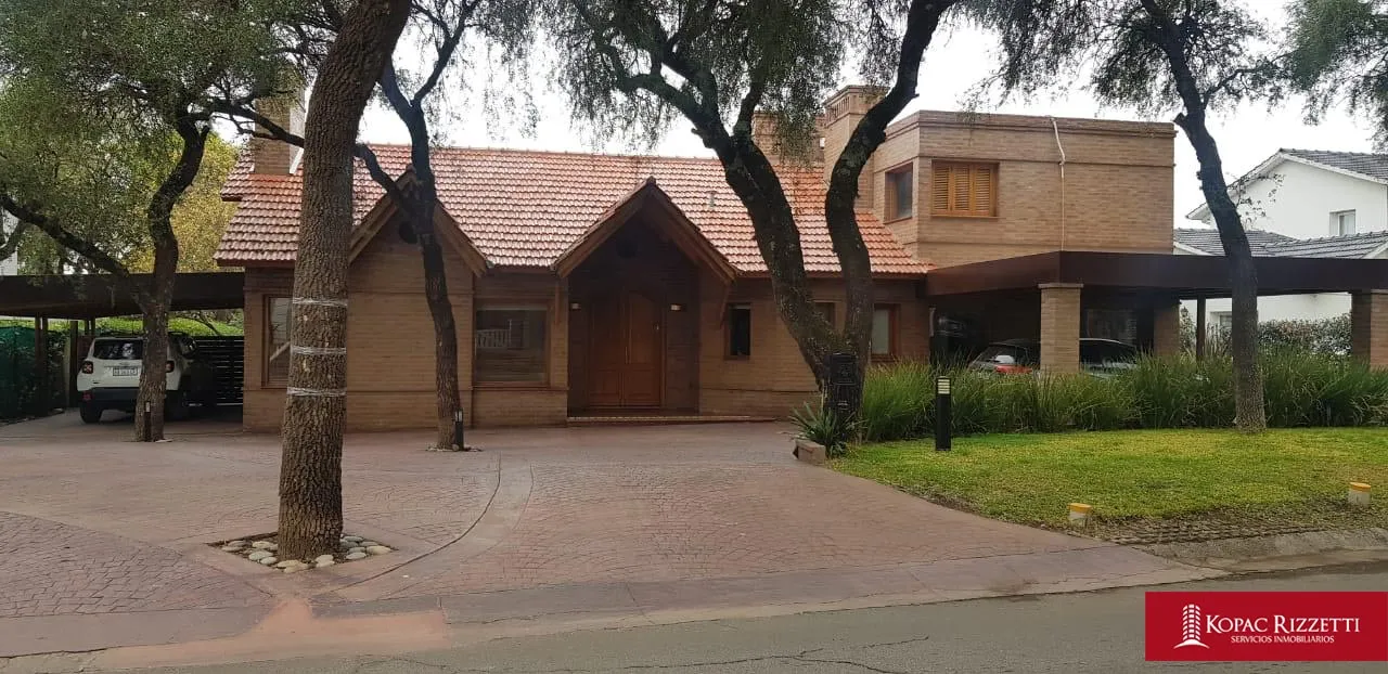 LOMAS DE LOS CAROLINOS - VENTA CASA 4 DORMITORIOS