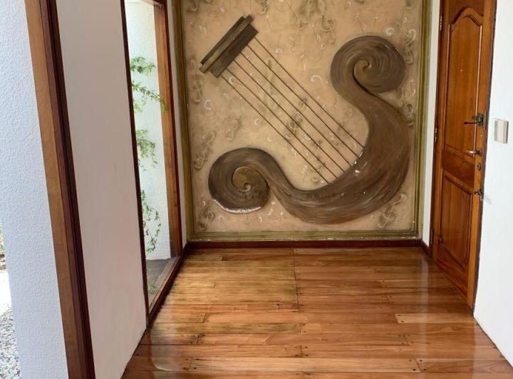 Casa · 340m² · 8 Ambientes · 3 Cocheras