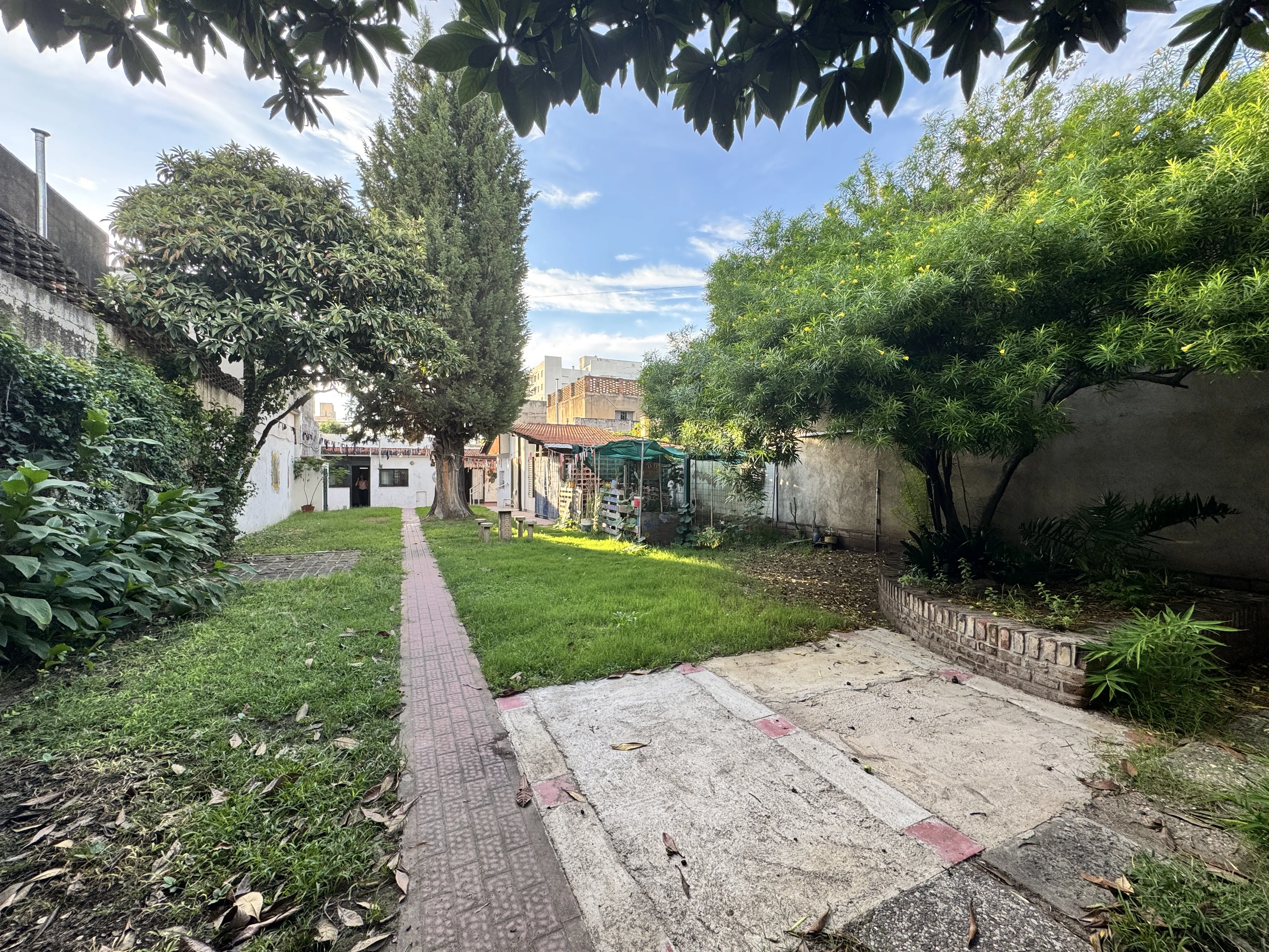 Hermosa Casa!! Barrio Alberdi, 4 dor, 2 baños, garage, quincho, patio inmenso!!!