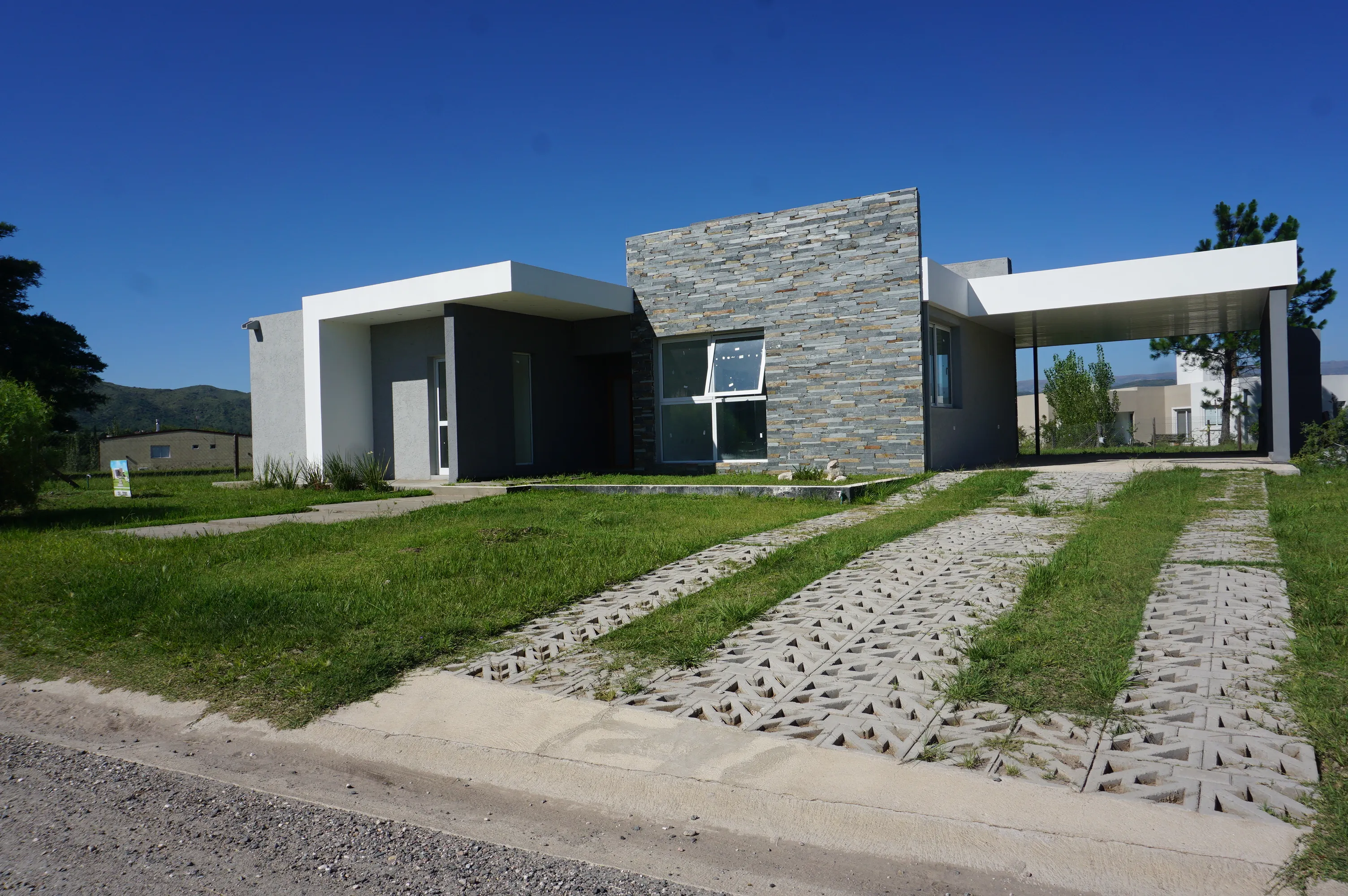 CASA A LA VENTA PRACTICAMENTE A ESTRENAR 3 DORS - CARLOS PAZ GOLF COUNTRY CLUB
