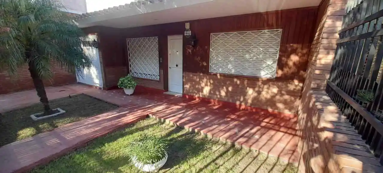 HERMOSA CASA EN VENTA MUY AMPLIA CON PILETA, COCHERA 4 DORMITORIOS