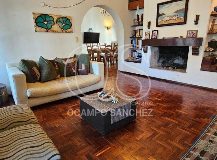 Casa · 318m² · 6 Ambientes · 2 Cocheras