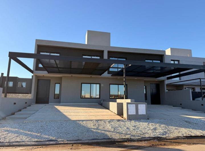 Casa · 180m² · 5 Ambientes · 2 Cocheras