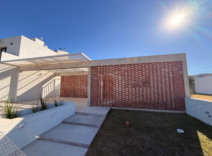 Casa · 92m² · 3 Ambientes · 2 Cocheras