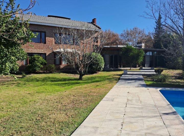 Casa · 460m² · 5 Ambientes · 2 Cocheras