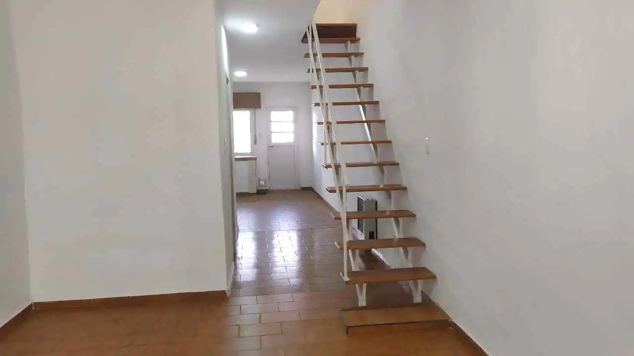 Dúplex dos plantas con patio y terraza - Barrio Cupani