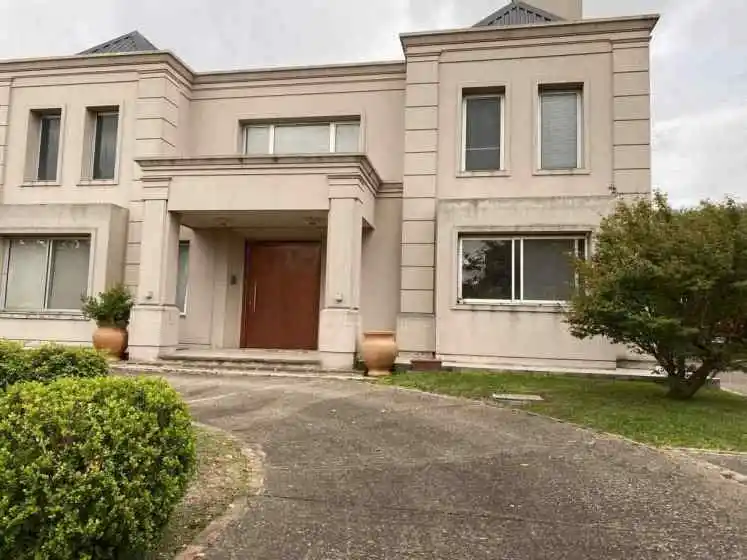 SE RECIBE DUPLEX EN ZONA SUR - Country Manantiales - casa se vende