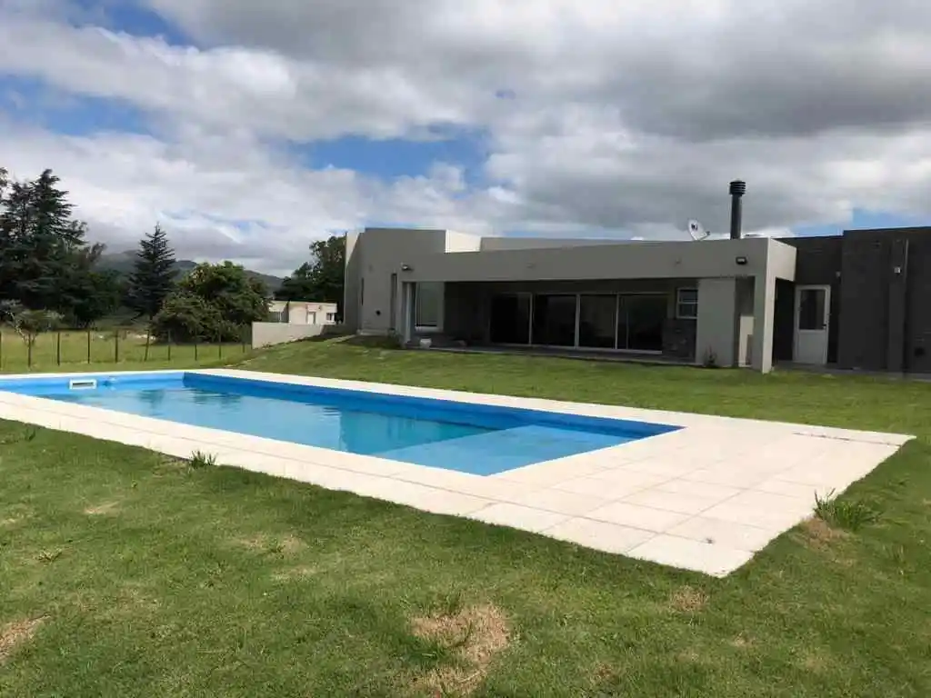 VENTA EN VA. GRAL. BELGRANO COUNTRY "PUNTO CLARO" + 2 DPTOS.