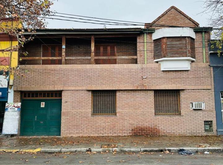 Casa · 301m² · 5 Dormitorios · 1 Cochera