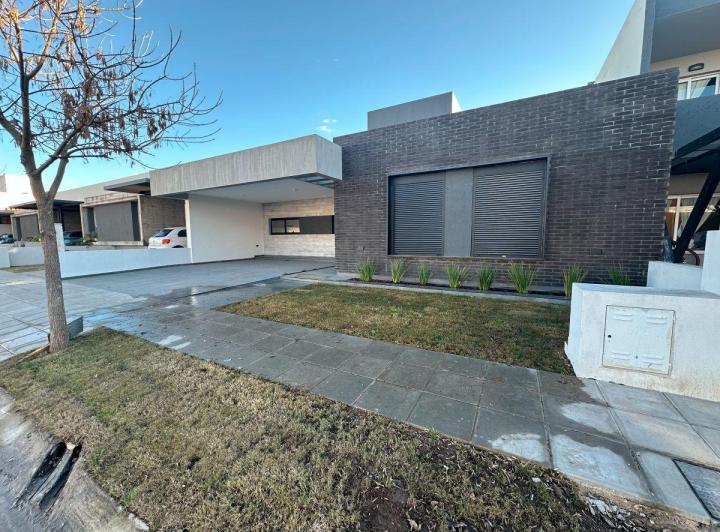 Casa · 230m² · 4 Ambientes · 2 Cocheras