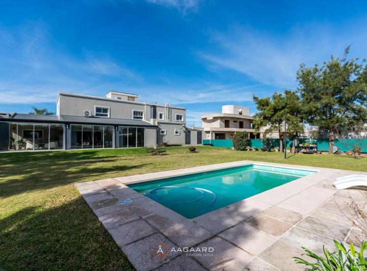 Casa · 410m² · 7 Ambientes · 4 Cocheras