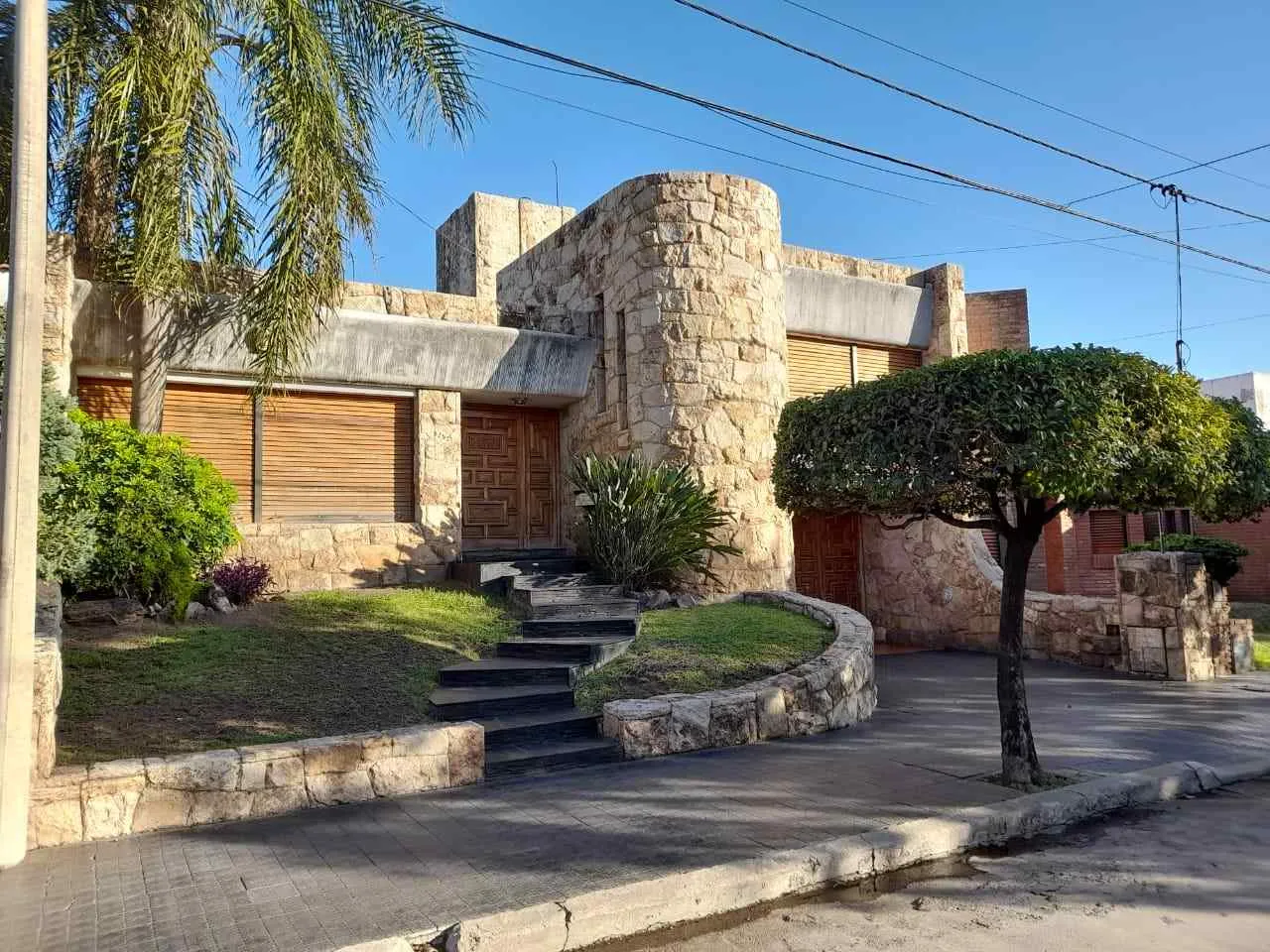 URCA. CASA 3 dorm + casa 1 dorm con salida a 2 calles. Pileta, Quincho. Cochera x 4. Calef y aire acond central. Terr 600 mts2