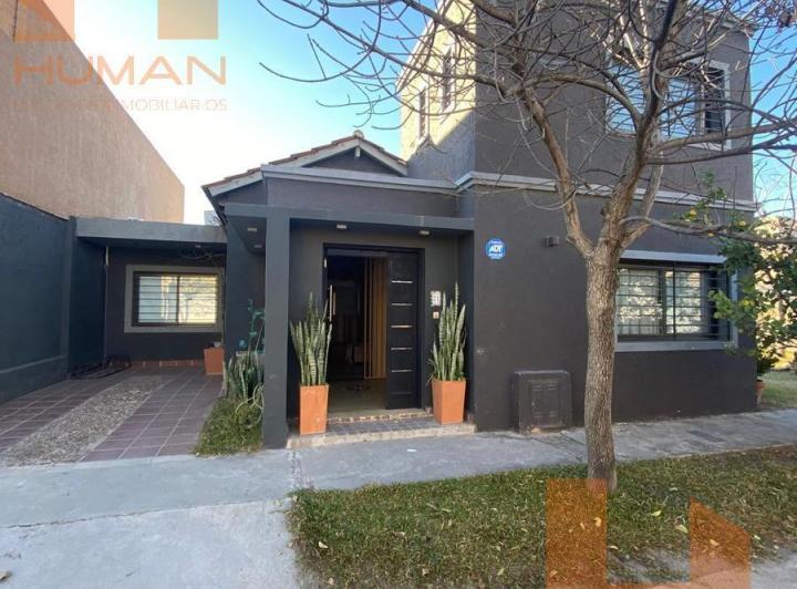 Casa · 260m² · 9 Ambientes · 2 Cocheras