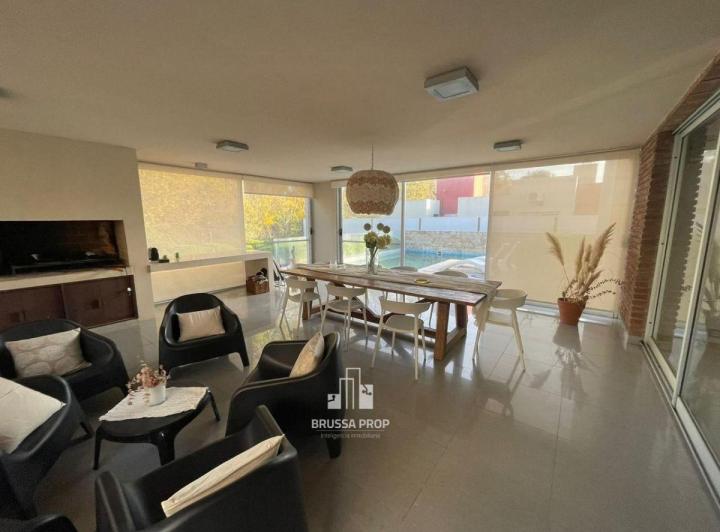 Casa · 250m² · 7 Ambientes · 2 Cocheras