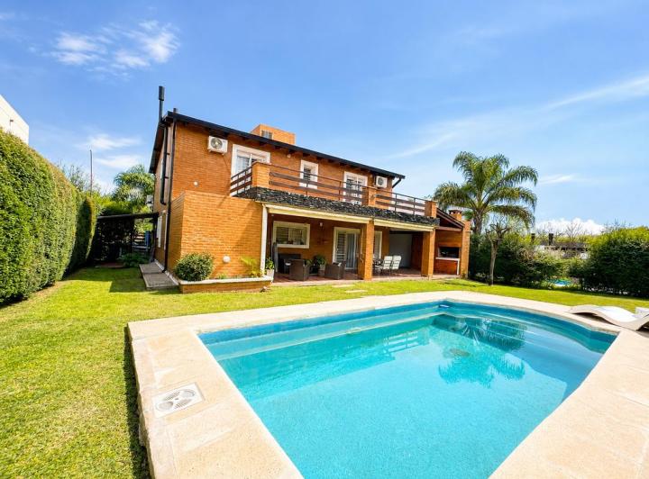 Casa · 280m² · 6 Ambientes · 2 Cocheras