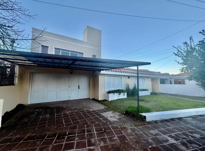 Casa · 290m² · 8 Ambientes · 4 Cocheras