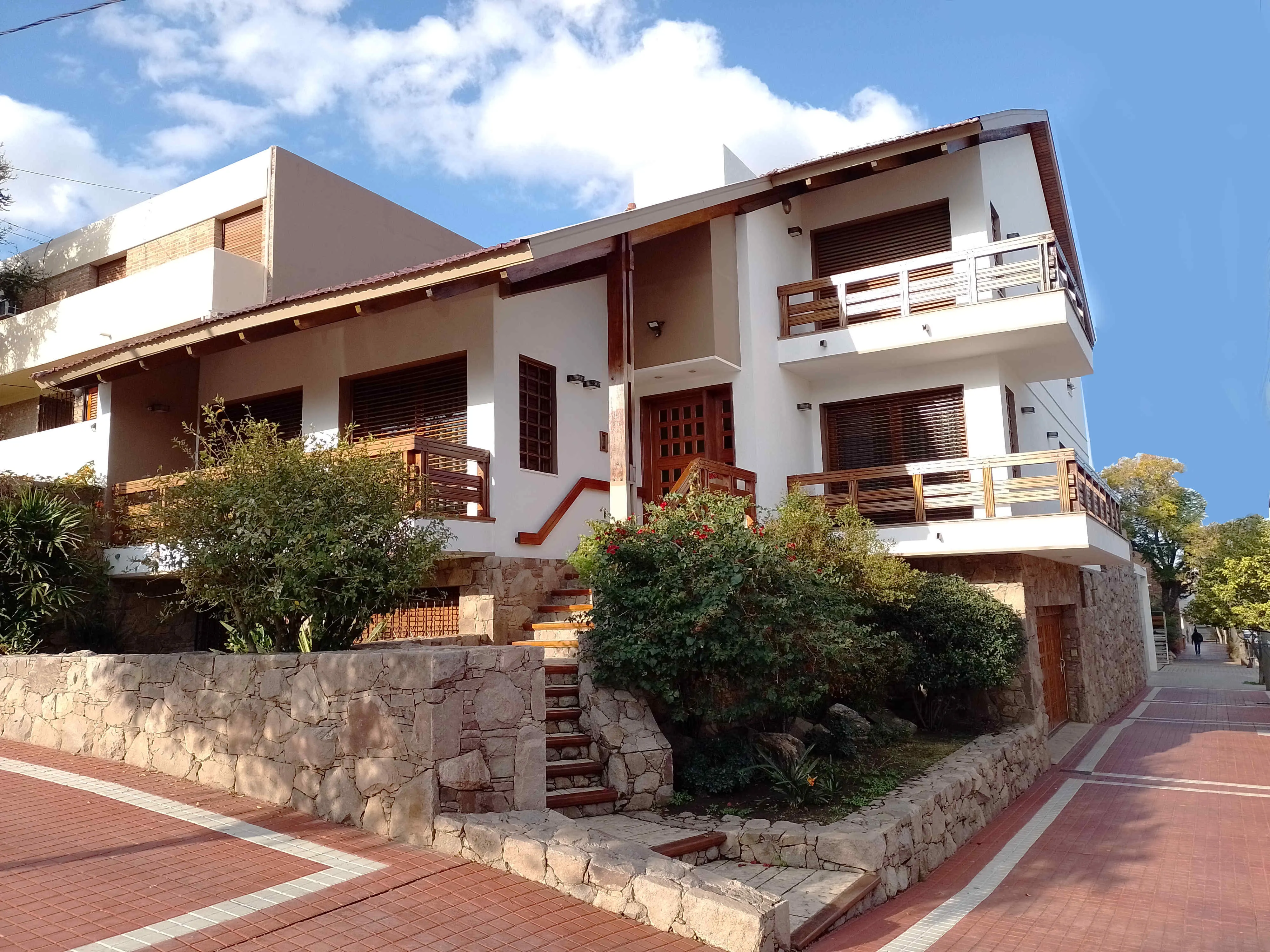 La MEJOR CASA de COFICO. IMPECABLE! Categoría. 3 pisos 3 dor 5 bañ coch x 2