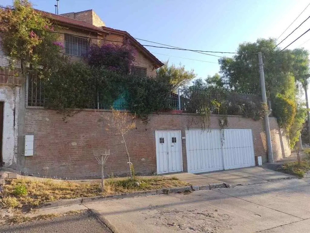 SE VENDE IMPONENTE CASA 3 DORM. - B COLINAS DEL CERRO