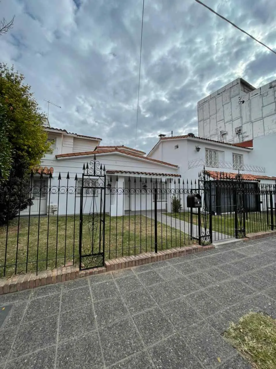 VENDO CASA DE 5 DORMITORIOS EN B° ROSEDAL