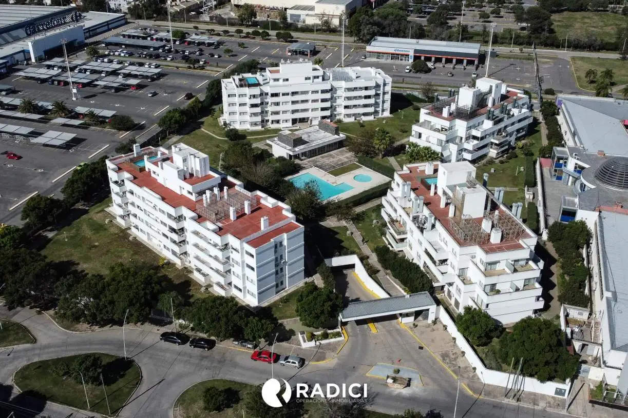 VENTA DPTO EN CONDOMINIO CON SEGURIDAD Y AMENITIES - 2 DORM C BALCON Y COCHERA -...