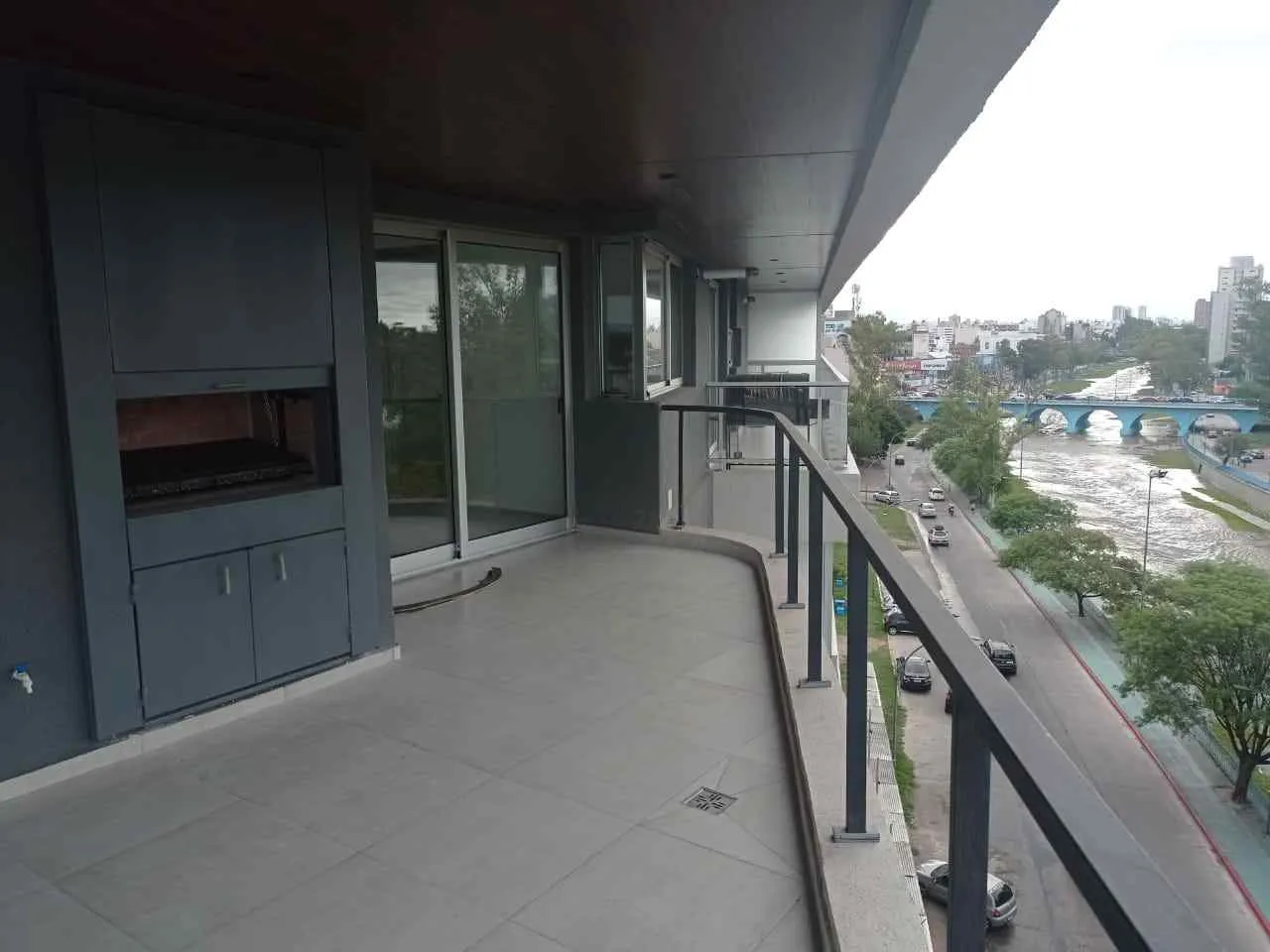 Frente a Capitalinas, Torre Fluss, 2 baños , balcón terraza con asador